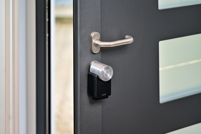 Nuki Smart Lock an der Tür im Showroom